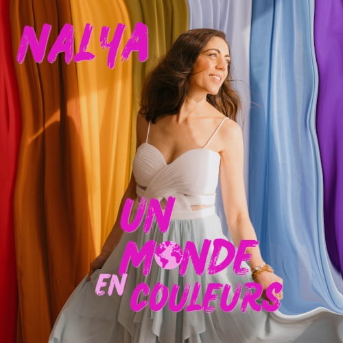 Pochette d'album de Nalya intitulé 'Un Monde en Couleurs'. L'artiste, une femme souriante aux cheveux bruns, porte une robe blanche à bretelles fines et se tient devant un fond coloré avec des rideaux aux tons orange, bleu, violet et jaune. Le titre de l'album est écrit en lettres roses et violettes.